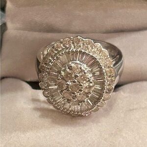 Gorgeous 18k white gold cocktail ring new size 7